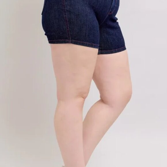Judy Blue Plus‎ Size HW Heart Shaped Pkts & Red Contrast Thread Denim Shorts - Picture 2 of 6